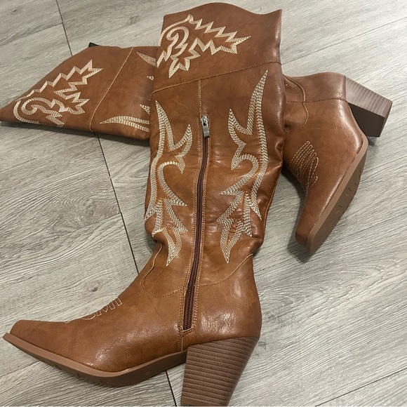 Boots - Picture 3 of 4